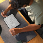 Orang sedang menggunakan Oppo Pad