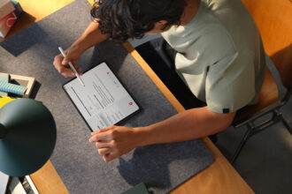 Orang sedang menggunakan Oppo Pad