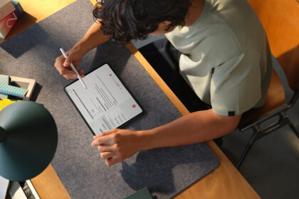 Orang sedang menggunakan Oppo Pad