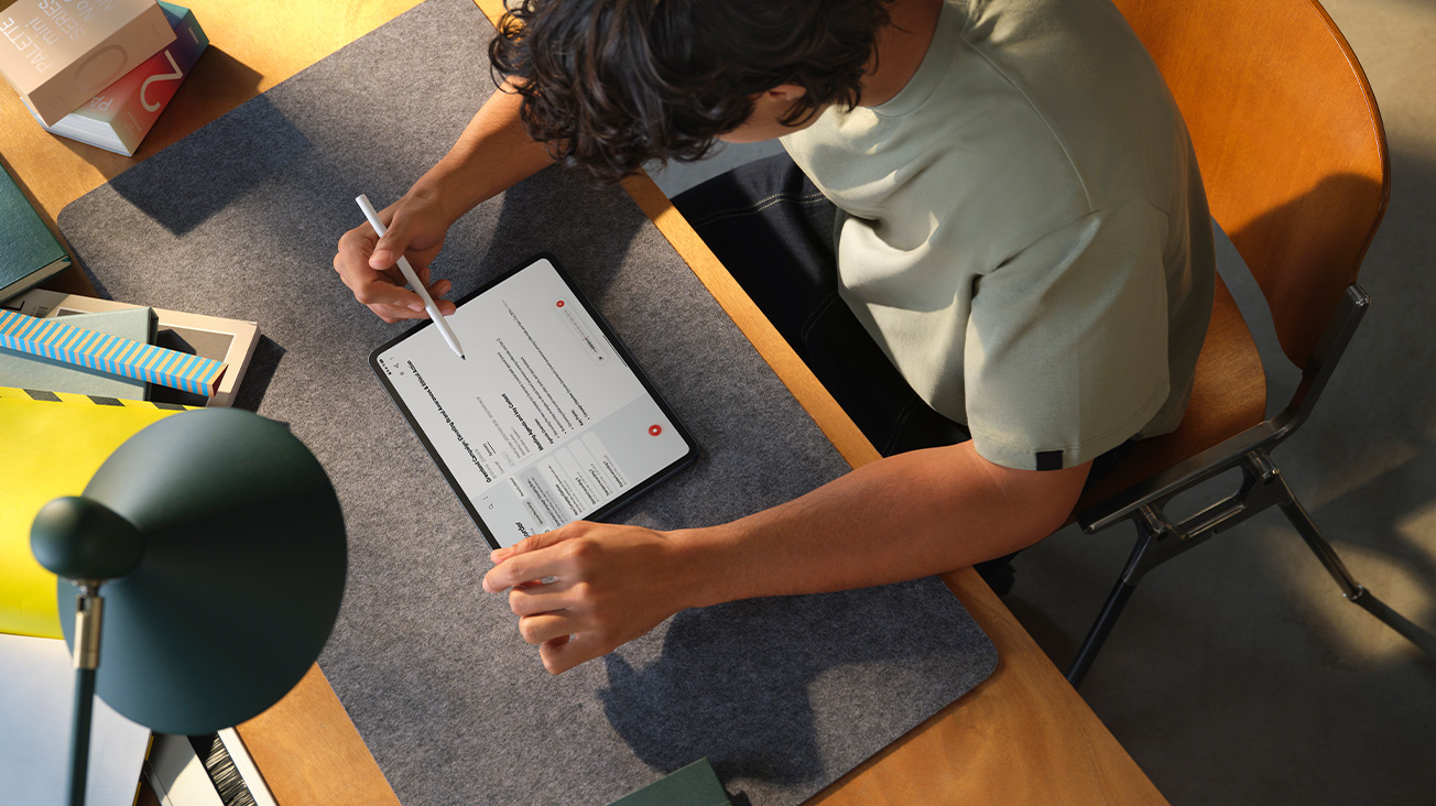 Orang sedang menggunakan Oppo Pad