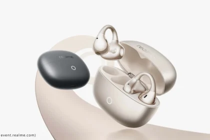 Menampilkan realme buds clip beserta tempat charger dengan dua warna titanium Black dan titanium Gold