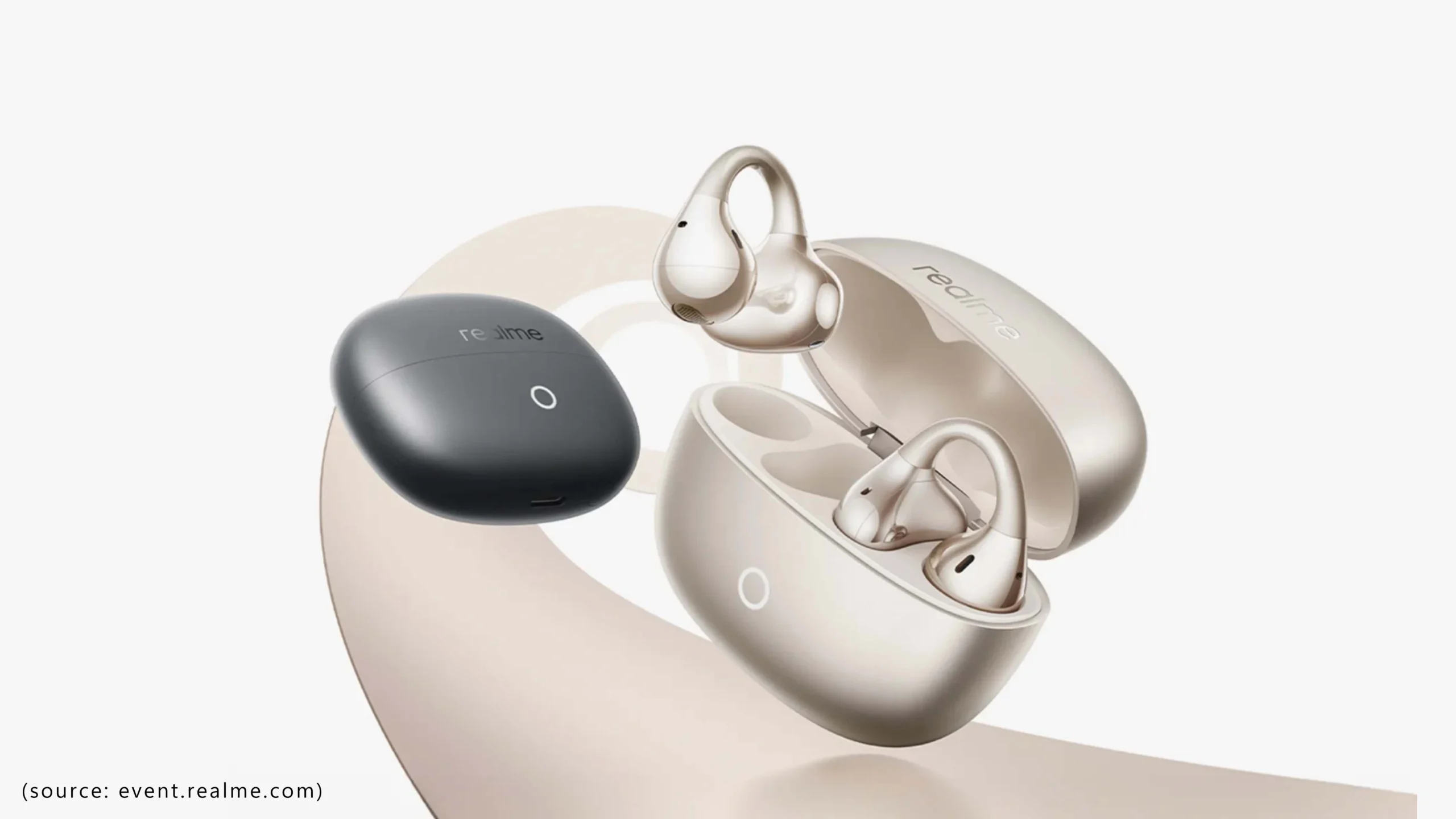 Menampilkan realme buds clip beserta tempat charger dengan dua warna titanium Black dan titanium Gold